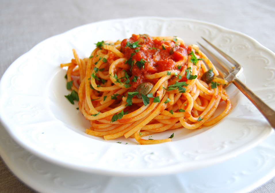 Naples Spaghetti alla Puttanesca (Campanie, Italie) - plat typique ...
