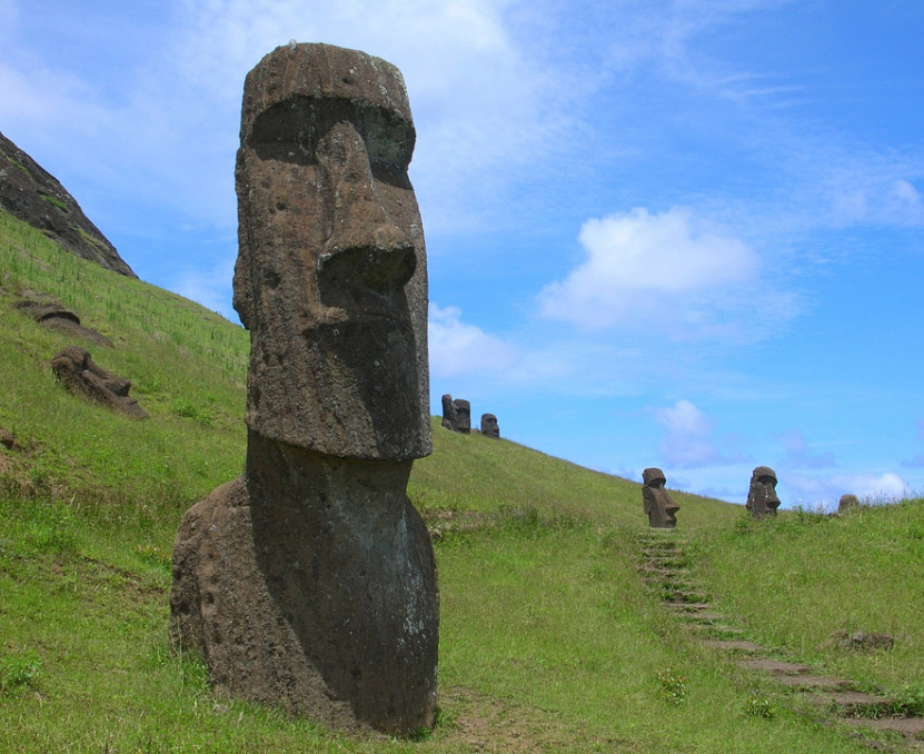 Isla_Pascua_Moai.jpg